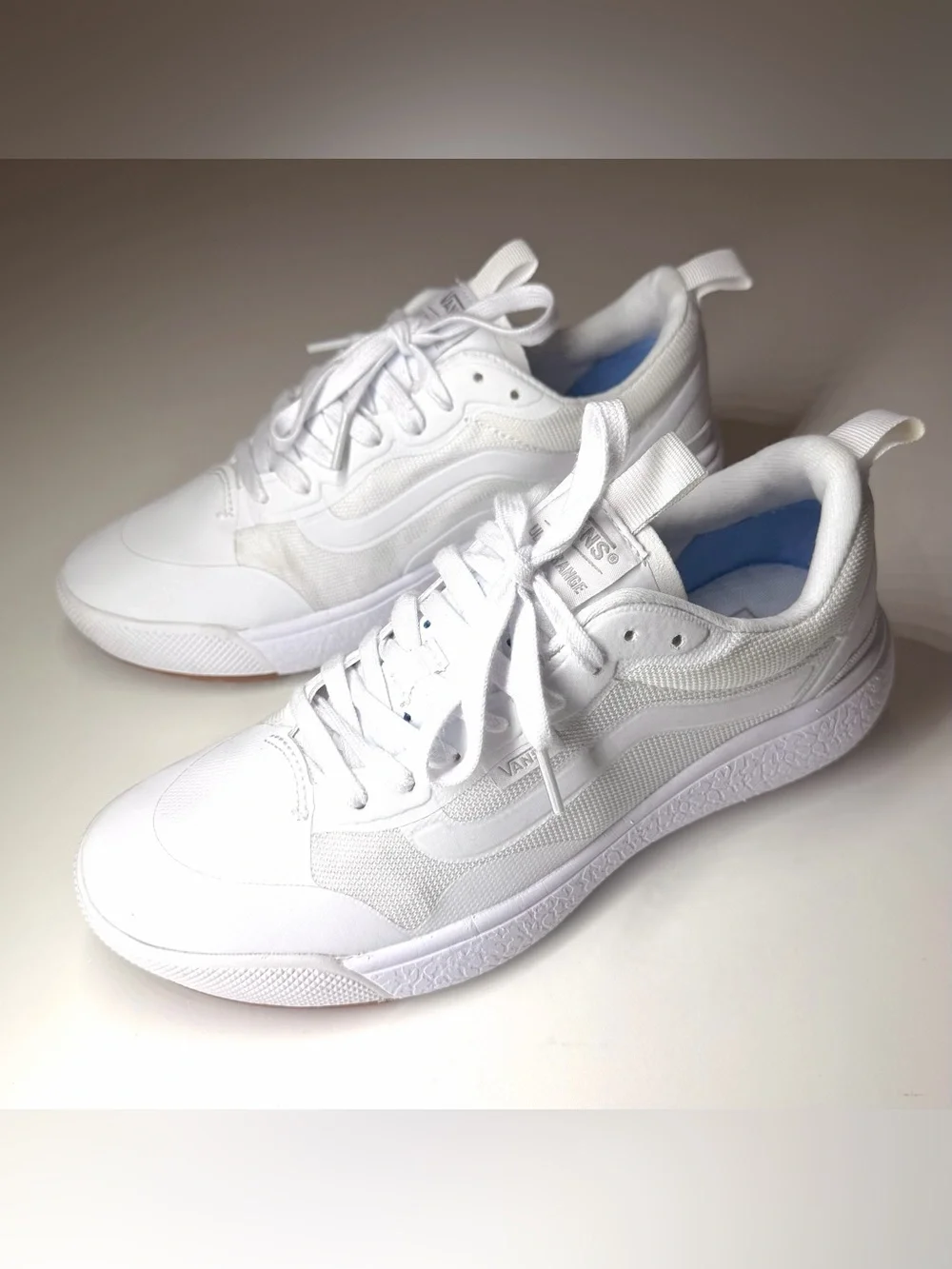 VANS Unisex Ultrarange Exo Low Top Athletic Sneaker Size- Mens 7 / Women’s 8.5